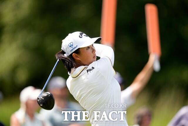 인뤄닝이 지난 8월말 FM챔피언십 대회에서 티샷을 날리고 있는 모습. 인뤄닝은 홈에서 열린 뷰익상하이에서 역전승, 개인 통산 7승째를 올렸다./AP.뉴시스
