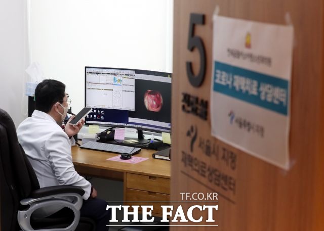사진은 지난 2022년 3월 서울 서초구의 한 소아전용 의료상담센터에서 의료진이 코로나19 재택치료 환자와 전화 상담을 하는 모습. /남용희 기자