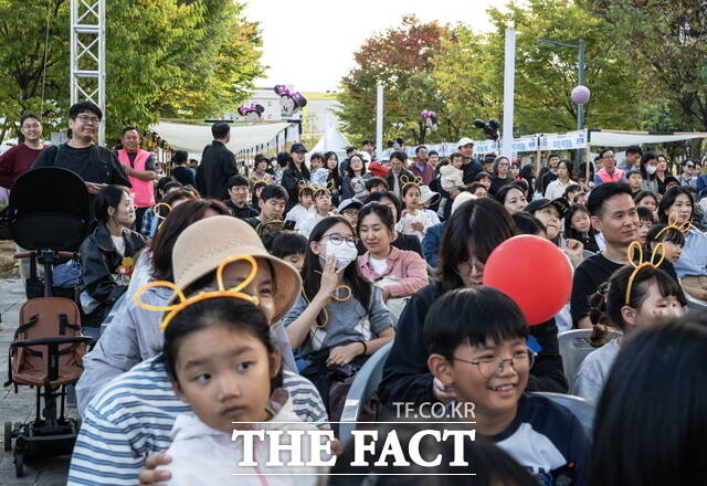 2026 소소마켓–판타지 로컬 데이즈에서 시민들이 축제를 만끽하고 있다. /정효기 기자