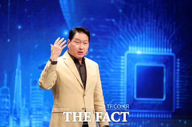 최태원 SK그룹 회장이 지난 16일 방송된 EBS '위대한 수업, 그레이트 마인즈'에서 청년들을 대상으로 강연하고 있다. /EBS