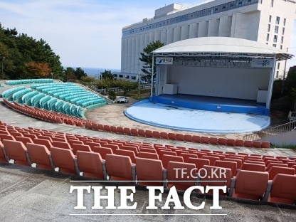 삼사해상공원의 방치된 야외공연장 부지에 2028년까지 콘퍼런스센터를 건립할 계획이어서 관심을 끌고 있다. /박진홍 기자
