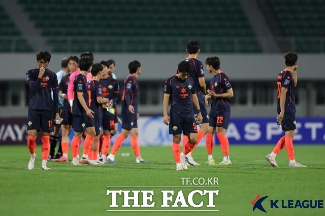 강원FC선수들이 15일 홈에서 열린 2026-2027 ACL2 H조 조별리그 2차전에서 캄보디아의 크놈펜크라운FC에 1-2로 충격패한 뒤 아쉬워하고 있다./강릉=K리그