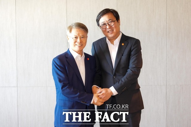 민형배 전남광주시장이 17일 여수 소노캄 사파이어 1홀에서 열린 '문화체육관광부-전남광주시 정책간담회'에서 최휘영 문화체육관광부 장관과 함께 기념 촬영을 하고 있다. /전남광주시