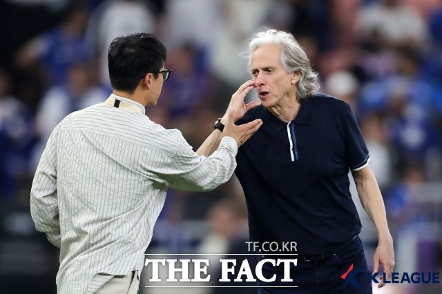 지난해 4월 26일 당시 광주FC 이정효 감독이 제다에서 열린 2024-2025 ACLE 파이널스테이지 8강전이 끝난 뒤 상대팀 알힐랄SFC의 조르제 제수스 감독에게 악수를 거부당하는 등 신경전이 펼쳐지고 있다. /제다(사우디아라비아)=K리그