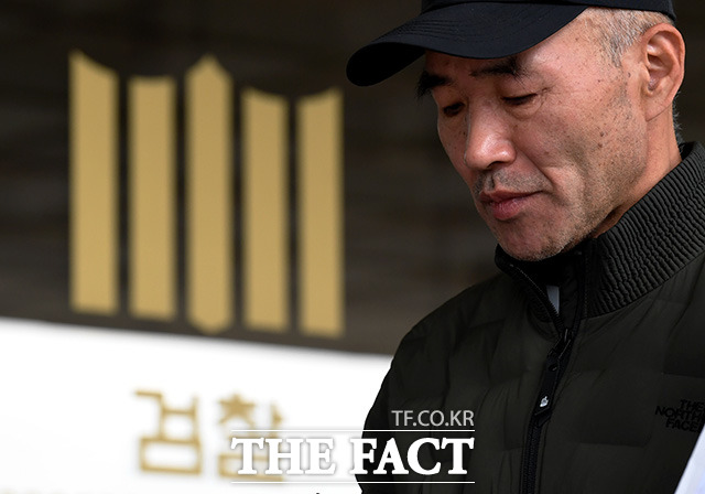 서해에서 북한군에 피격돼 숨진 공무원의 형 이래진 씨가 지난 2022년 10월 서울중앙지검에서 노영민 전 대통령비서실장과 이인영 전 통일부 장관, 김홍희 전 해양경찰청장, 전현희 당시 국민권익위원장 등 고소 기자회견을 열고 있다. /남용희 기자