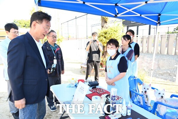 17일 중구 반려견 에너지파크에서 열린 '멍멍 가을이왔개'에서 김제선 중구청장이 방문해 참가자들과 대화를 나누고 있다. /대전시 중구