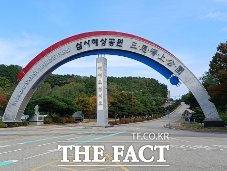 지난 40여 년간 영덕 관광의 중심축이었던 삼사해상공원. 하지만 현재 관광객들의 발길이 끊기면서 애물단지로 전락하고 있다. /박진홍 기자