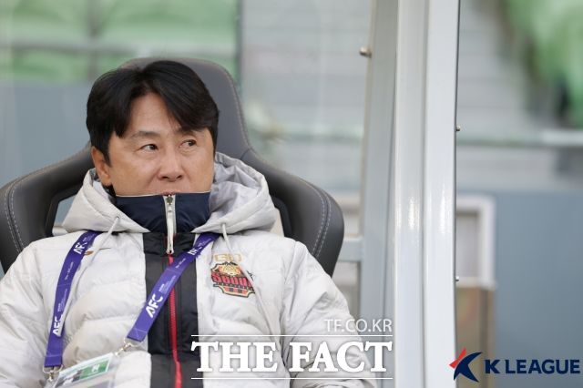 FC서울 김기동 감독이 14일 멜버른에서 열린 2026-2027 ACL2 E조 조별리그 2차전 멜버른빅토리와의 원정경기에서 착잡한 표정으로 경기를 지켜보고 있다. 이날 주전 선수들을 대거 제외한 채 로테이션을 크게 돌린 서울은 0-3으로 완패를 당했다./멜버른(호주)=K리그