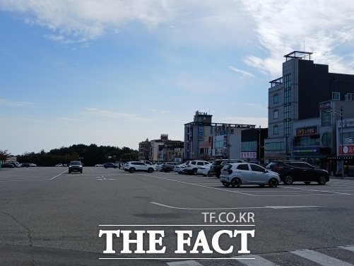 삼사해상공원 대형 주차장 주변 숙박시설과 식당가는 노후화를 피하지 못하고 있다. /박진홍 기자