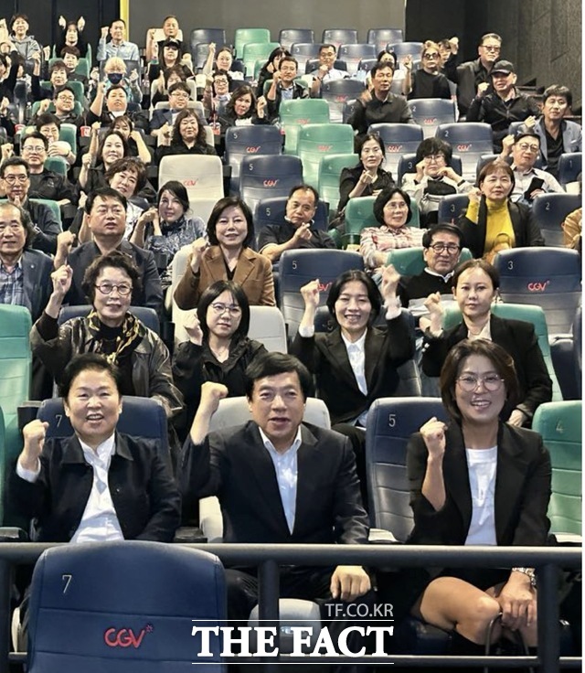 17일 CGV 전주시 서전주점에서 이성윤 더불어민주당 국회의원(전주을, 앞줄 가운데)이 위원장을 맡고 있는 민주당 전주을 지역위원회가 영화 암살자들 단체 관람 행사를 개최한 가운데 참석자들이 기념 촬영을 하고 있다. /이성윤 의원실