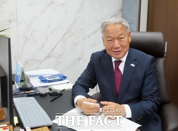 이용우 군수가 집무실에서 업무를 보고 있다. /김형중 기자