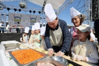  유동균 마포구청장, 새우젓축제서 '19m 새우김밥 말기'