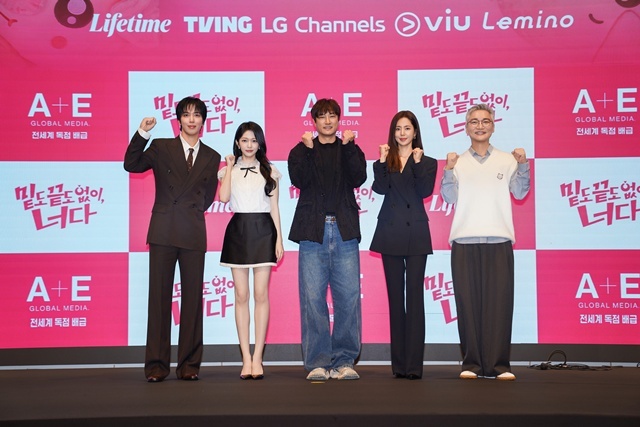 배우 정용화 홍승희, 윤종호 감독, 배우 한채아 조재윤(왼쪽부터)이 19일 오후 서울 구로구 더세인트 그랜드볼룸에서 진행된 라이프타임 새 토일드라마 '밑도 끝도 없이, 너다'의 제작발표회에 참석해 다양한 이야기를 나눴다. /라이프타임