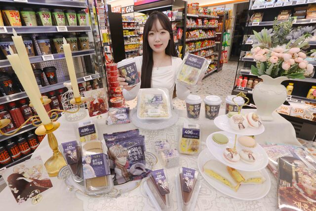 이마트24는 네이버웹툰의 인기 로맨스판타지 '재혼 황후'와 손잡고 간편식과 디저트 등 협업 상품 7종을 출시한다. /이마트24