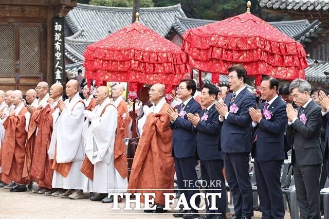 19일 양산시 통도사 설법전 앞에서 '통도사 개산대재 법요식'이 열리고 있다. 사진 가운데부터 현덕 통도사 주지 현덕스님, 박완수 경남도지사, 나동연 양산시장, 윤영석 국회의원, 박일배 양산시의회 의장, 민재식 양산교육지원청 교육장. /경남도