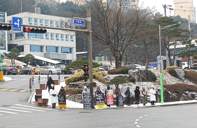 2024년11월 2일 직장 내 괴롭힘 의혹 등으로 숨진 고 권모 팀장(6급)의 배우자와 친구들이 이듬해인 2025년 1월 한파가 몰아치는 혹한의 날씨속에 상복을 차려입고 고인의 사망 원인을 규명해달라며 시청앞에서 시위하고 있다. /김성권 기자