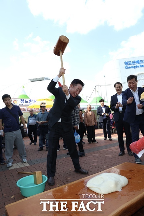 박권현 청도군수가 16~18일 열린 청도 반시축제·코미디페스티벌에서 떡매를 치고 있다. /청도군