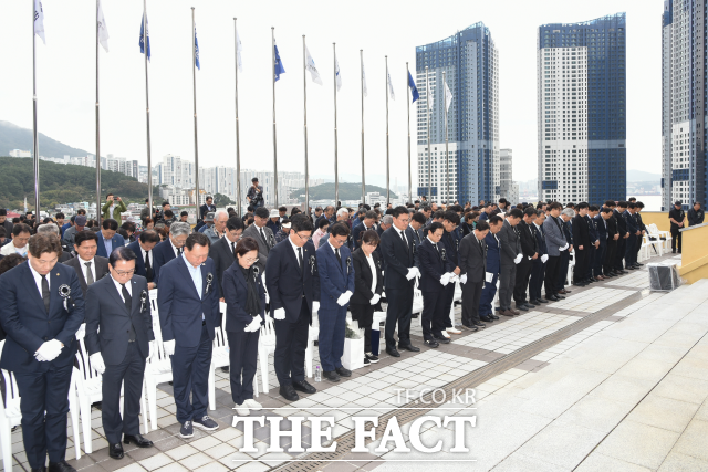 19일 오전 부산시 영도구 순직선원위령탑에서 제48회 순직 선원 위패봉안 및 합동위령제가 거행된 가운데 참석자들이 영령에 대한 묵념을 하고 있다. /선원노련