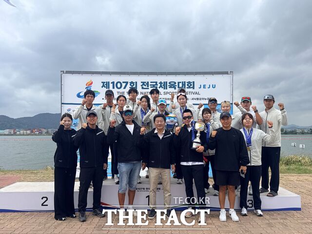 제107회 전국체전 카누 시상식을 마친 후 대전시 학생선수단이 기념사진을 찍고 있다. /대전시교육청