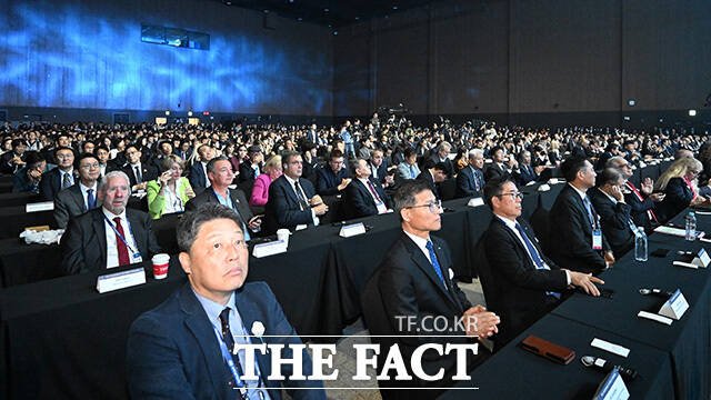 우상호 강원도지사와 김중남 강릉시장, 홍지선 국토교통부 장관, 김우영 더불어민주당 의원, 유정훈 2026 강릉 ITS 세계총회 조직위원장(앞줄 왼쪽부터) 등이 기념사진을 촬영하고 있다.