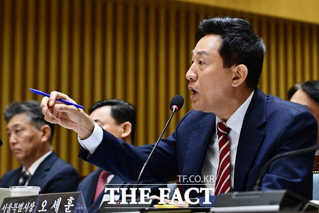 오세훈 서울시장이 수도권광역급행철도(GTX)-A 노선 삼성역 철근 누락 사태를 두고 공사를 조속히 시행할 이해관계자는 국토교통부와 철도공단이라고 주장했다. 오세훈 서울시장이 19일 오전 서울 중구 서울특별시청에서 열린 국회 국토교통위원회의 국정감사에 참석해 장경태 더불어의원과 설전을 벌이고 있다. /이새롬 기자