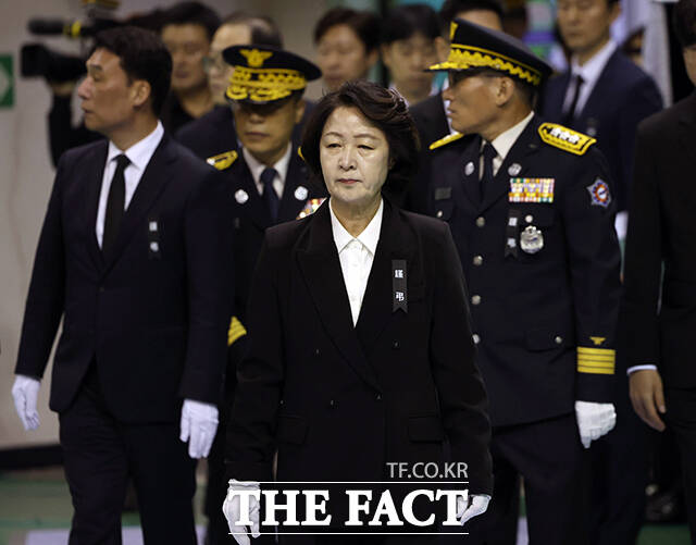 부천 공장 화재 진압 중 순직한 고 김진석 소방위의 영결식이 19일 오전 경기도 부천시 원미구 부천체육관에서 거행된 가운데 추미애 경기도지사가 눈물을 훔치고 있다. /부천=박상민 기자