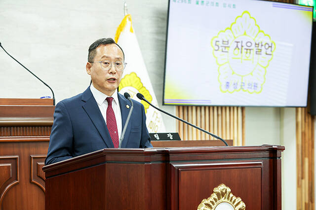홍성근 의원이 19일 울릉군의회 임시회 제1차 본회의에서 5분 자유발언을 하고 있다./울릉군의회