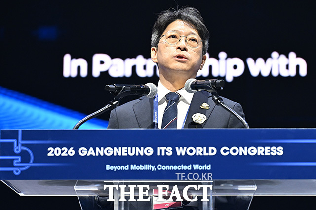 우상호 강원도지사와 김중남 강릉시장, 홍지선 국토교통부 장관, 김우영 더불어민주당 의원, 유정훈 2026 강릉 ITS 세계총회 조직위원장(앞줄 왼쪽부터) 등이 기념사진을 촬영하고 있다.