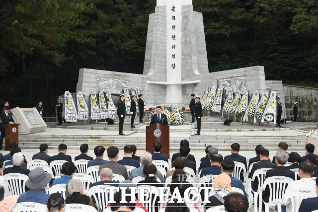 19일 오전 부산시 영도구 순직선원위령탑에서 제48회 순직 선원 위패봉안 및 합동위령제가 거행된 가운데 이창민 한국선박관리산업협회장이 추도사를 하고 있다. /선원노련