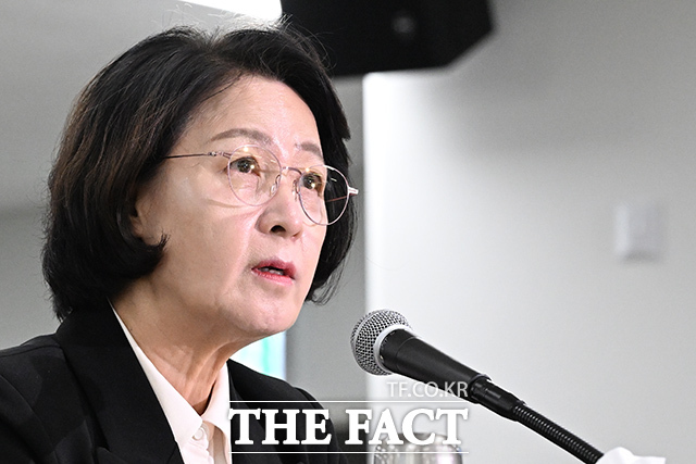 고개 숙여 인사하는 추 지사.