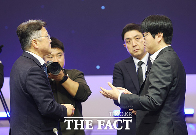 정의경 국토교통부 제2차관(왼쪽)과 대화하는 하정우 부위원장.