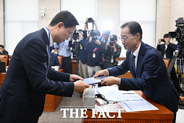 이찬진 금융감독원장이 증인 선서를 하고 있다.