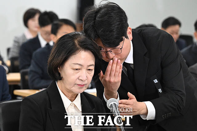 고개 숙여 인사하는 추 지사.