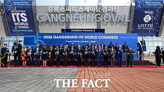 정의경 국토교통부 제2차관과 김중남 강릉시장, 우상호 강원도지사, 유정훈 2026 강릉 ITS 세계총회 조직위원장(왼쪽 두 번째부터)이 미래형 자동차를 살펴보고 있다.