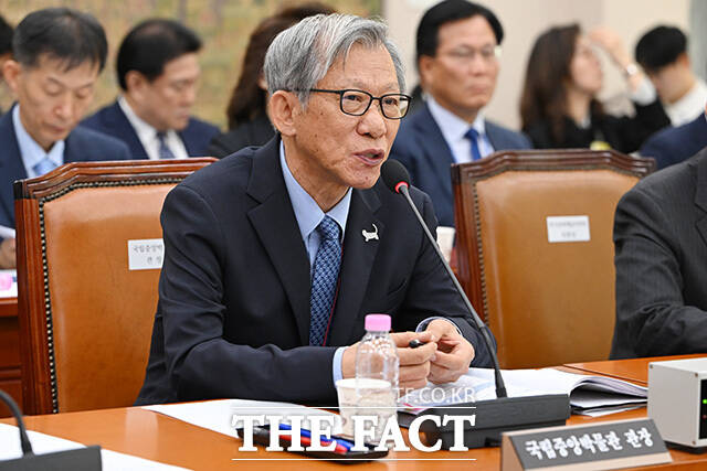 생각에 잠긴 유홍준 국립중앙박물관장.