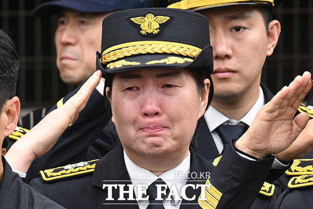 부천 공장 화재 진압 중 순직한 고(故) 김진석 소방위의 영결식이 19일 오전 경기도 부천시 원미구 부천체육관에서 열린 가운데 소방대원들이 부천소방서 동료의 조사를 들으며 오열하고 있다. /부천=박상민 기자