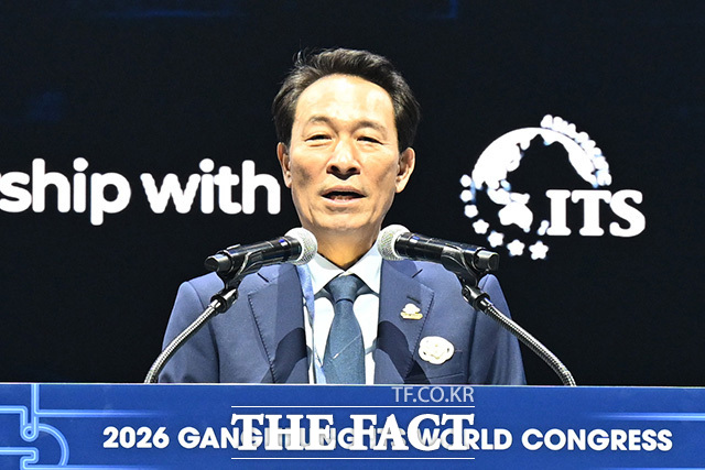우상호 강원도지사와 김중남 강릉시장, 홍지선 국토교통부 장관, 김우영 더불어민주당 의원, 유정훈 2026 강릉 ITS 세계총회 조직위원장(앞줄 왼쪽부터) 등이 기념사진을 촬영하고 있다.