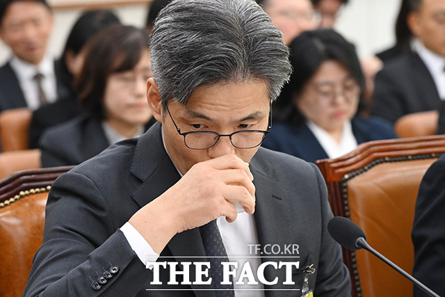 선서하는 정용환 서울광역공소청장 직무대리와 참석자들.
