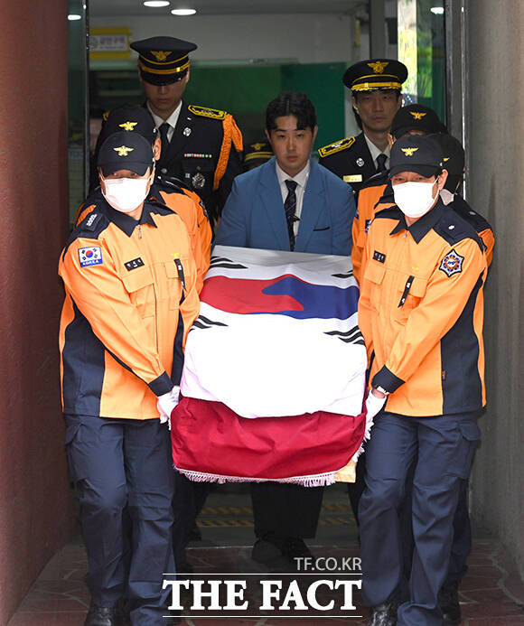 부천 공장 화재 진압 중 순직한 고(故) 김진석 소방위의 영결식이 19일 오전 경기도 부천시 원미구 부천소방서에서 거행된 가운데 동료 소방대원들이 헌화를 마친 뒤 묵념하고 있다. /부천=박상민 기자