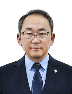 19일 취임한 박동일 산업통상부 신임 차관은 취임식을 생략한 대신 직원들에게 취임사로 메시지를 전달하고 모든 정책의 중심에 성장을 두자고 강조했다. /산업통상부