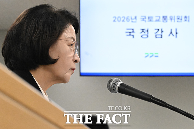 추미애 경기도지사가 19일 오후 경기 수원시 경기도청에서 열린 국회 국토교통위원회의 경기도 국정감사에 출석해 질의를 듣고 있다. /김성렬 기자