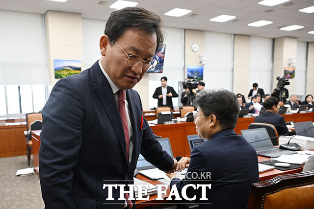 김형동 국민의힘 간사(왼쪽)가 최기상 더불어민주당 간사와 대화를 마치고 국정감사장을 떠나고 있다.