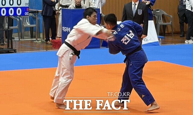 목포고 박수환 선수(오른쪽)가 81kg 이하 유도 경기를 펼치고 있다. /전남광주시교육청