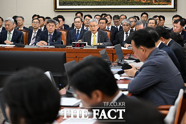 김동철 한국전력공사 사장이 19일 오후 서울 여의도 국회에서 열린 기후에너지환경노동위원회의 온실가스종합정보센터 등에 대한 국정감사에 출석해 의원 질의에 답변하고 있다. /국회=서예원 기자