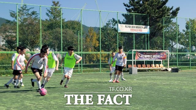 '부산동백FC' 소속 선수들이 수영환경공원 축구장에서 훈련하고 있다. /부산환경공단