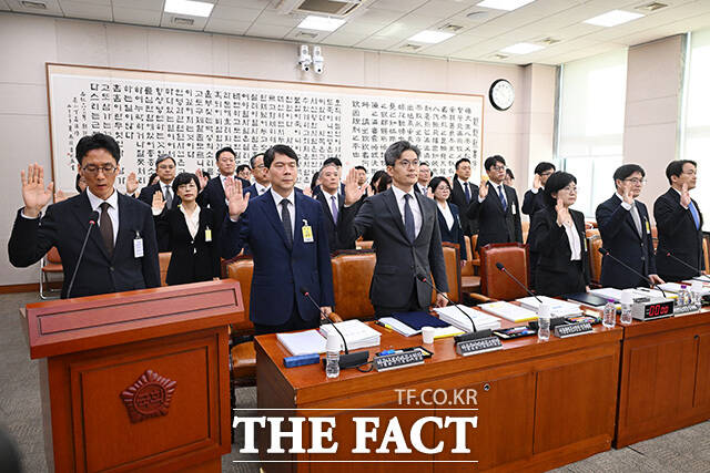 정용환 서울광역공소청장 직무대리(왼쪽)와 참석자들이 19일 오전 서울 여의도 국회 법제사법위원회에서 열린 서울광역공소청(옛 서울고검) 등에 대한 국정감사에서 선서를 하고 있다./남용희 기자