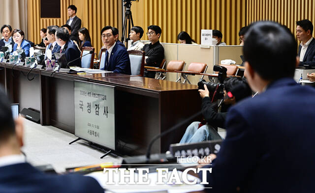 오세훈 서울시장이 19일 오전 서울 중구 서울특별시청에서 열린 국회 국토교통위원회의 국정감사에 참석해 장경태 더불어민주당 의원과 설전을 벌이고 있다.