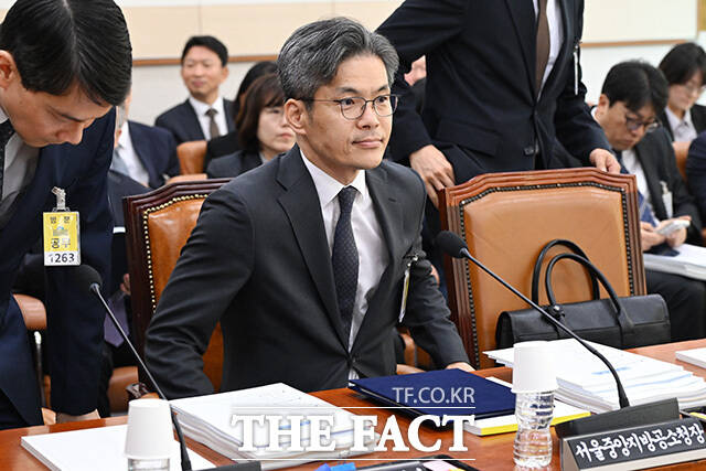 선서하는 정용환 서울광역공소청장 직무대리와 참석자들.