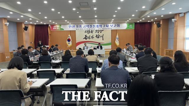 청양군이 19일 군청 대회의실에서 김홍열 군수와 부군수, 공약사업 주관 부서장 등 50여 명이 참석한 가운데 ‘민선 9기 공약실천계획 2차 보고회’를 열고 있다. /청양군