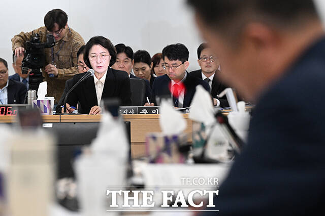 고개 숙여 인사하는 추 지사.